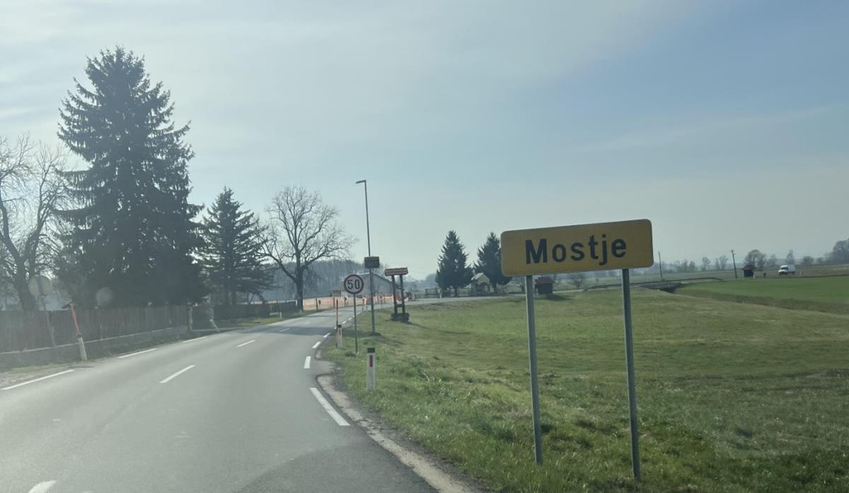 Lokacija postavitve prikazovalnika hitrosti v Mostjeh